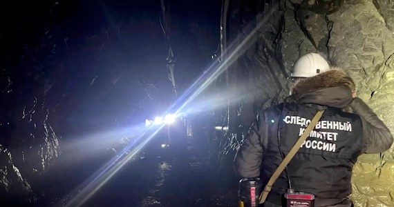 Wstrzymano prace związane z wywozem skał z kopalni złota w rosyjskim obwodzie amurskim. W poniedziałek zawalił się tam chodnik, w wyniku czego pod ziemią uwięzionych zostało 13 górników.