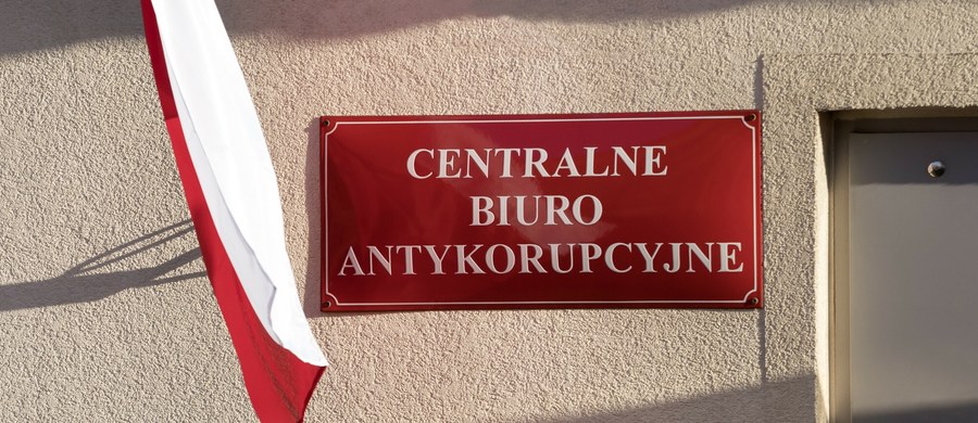 Dwie osoby zostały zatrzymane przez funkcjonariuszy lubelskiego Centralnego Biura Antykorupcyjnego w sprawie korupcji menadżerskiej i nadużyć przez funkcjonariusza publicznego. Z ustaleń wynika, że kierownik jednego z warszawskich banków miał przyjmować łapówki od osób reprezentujących firmę z branży nieruchomości.