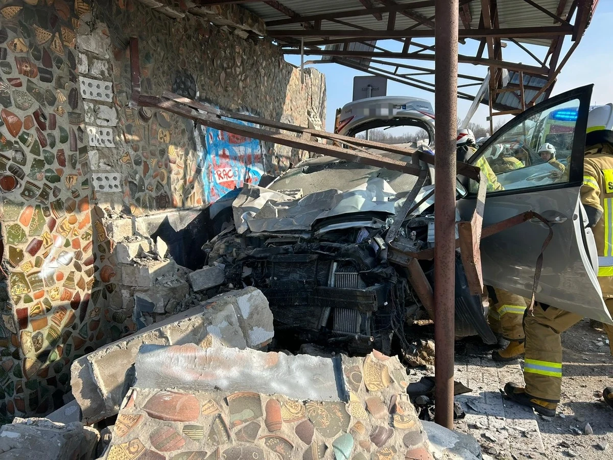 Samochód osobowy uderzył w wiatę przystankową. Do tego poważnego wypadku doszło na ul. Granicznej w Dulczy Wielkiej w Podkarpackiem. Kierujący hyundaiem został przetransportowany śmigłowcem Lotniczego Pogotowia Ratunkowego do szpitala. Do wypadku doszło po godz. 8. - informuje mielecka policja.