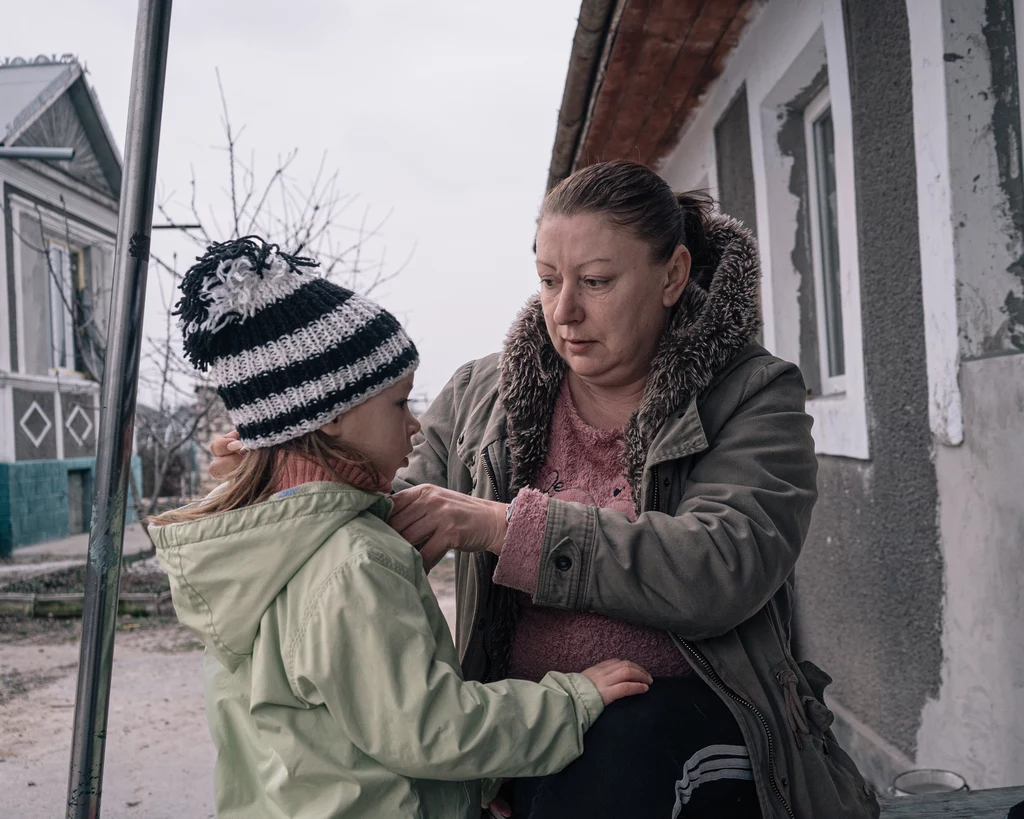 Tanja Woropanowa przed domem z 4-letnią córka Eleonorą 