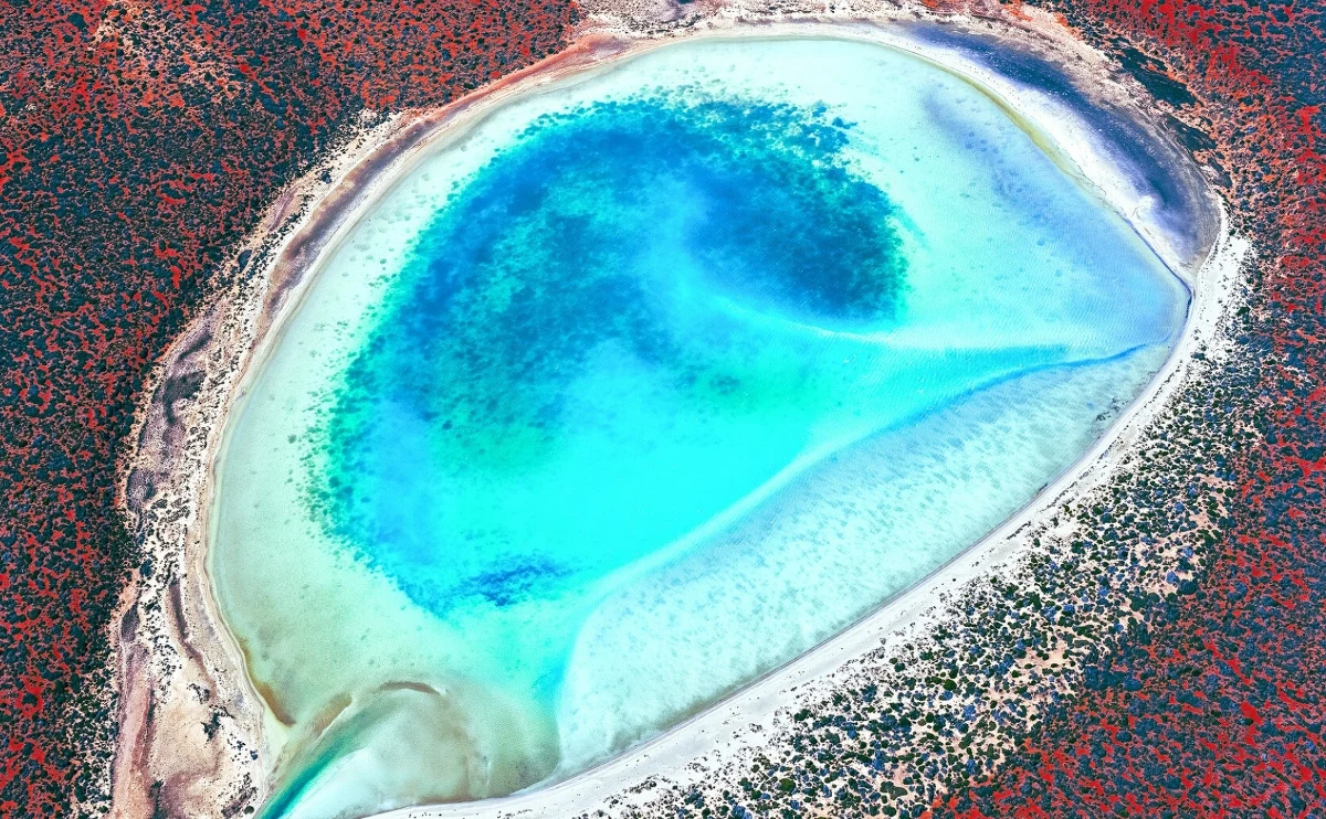 Niesamowity efekt pracy australijskiego fotografa Scotta Jona McCooka. Od 10 lat robi on zdjęcia z powietrza zachodniej Australii oraz Nowej Zelandii. Na pierwszy rzut oka może się wydawać, że to np. sadzone jajko, pępek kobiety lub fajerwerki. W rzeczywistości to jednak zapierające dech w piersiach zdjęcia krajobrazów. 