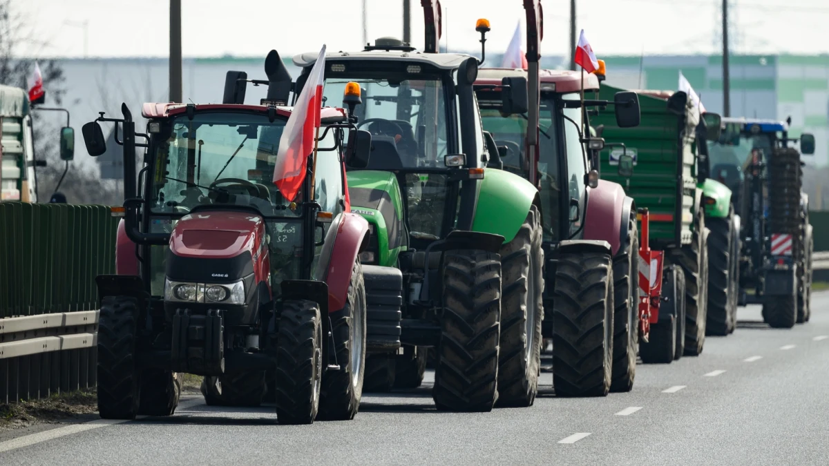 W związku z protestami rolników wstrzymano ruch na kilkudziesięciu drogach w całej Wielkopolsce. Według danych policji, w całym regionie zaplanowano 104 protesty, w których może wziąć udział ok. 16 tys. osób. Problemy dotyczą m.in. autostrad, dróg krajowych czy ekspresowych.