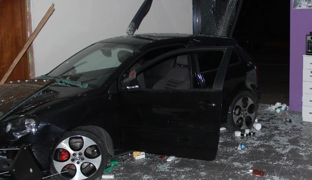 Pijany 45-latek wjechał samochodem do sklepu zielarskiego. Do wypadku doszło kilka minut po północy z wtorku na środę w Opocznie w Łódzkiem. Kierowca miał w organizmie 2,3 promila alkoholu. Dodatkowo nigdy nie posiadał prawa jazdy. Z kolei na tylnym siedzeniu volkswagena polo spał niczego nieświadomy 25-latek.