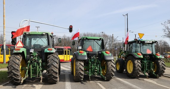 Protestujący rolnicy zablokowali rano autostradę A1 na węźle Łódź-Północ oraz A2 w okolicach węzła Emilia. W przypadku A1 nieprzejezdna jest jezdnia w stronę Gdańska. Z kolei A2 zablokowana jest w obu kierunkach. W ciągu dnia należy spodziewać się kolejnych utrudnień na wielu ważnych drogach w Łódzkiem.