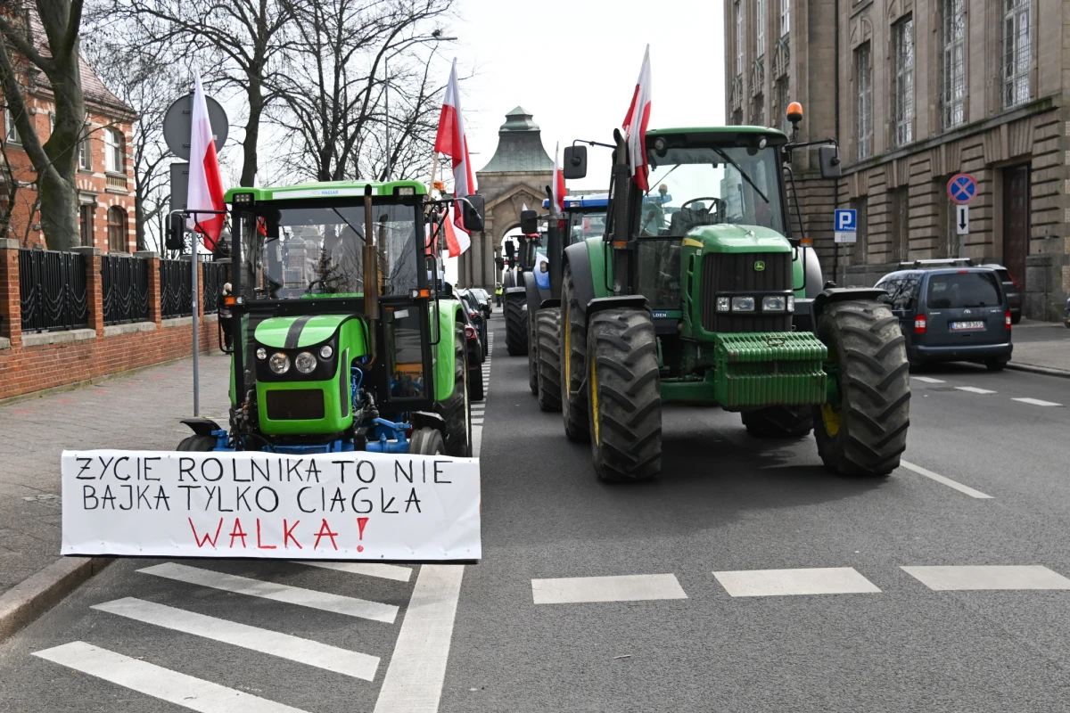 Kilkadziesiąt traktorów i kombajn dotarły na protest do Szczecina. Kawalkada maszyn rolniczych przejechała przez ulice miasta, a następnie zaparkowała na wjeździe i zjeździe z Trasy Zamkowej, blokując tam po jednym pasie ruchu. Protest rolników w Szczecinie potrwa do godz. 18. Drogi w regionie mają być blokowane o godzinę dłużej. Sytuacji przygląda się reporter RMF FM. 