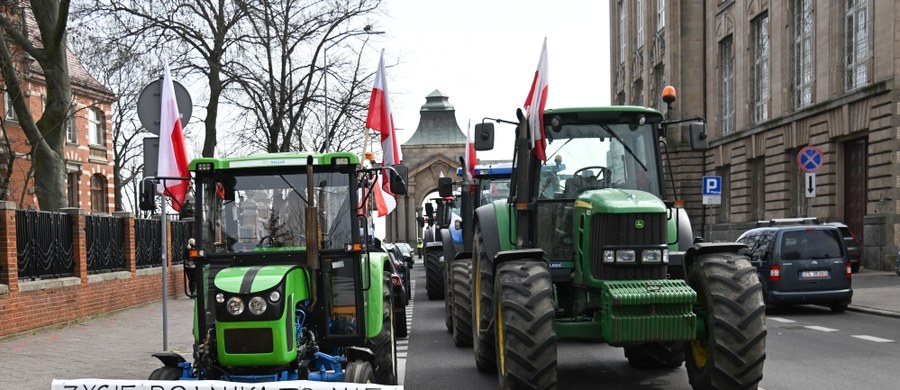 Kilkadziesiąt traktorów i kombajn dotarły na protest do Szczecina. Kawalkada maszyn rolniczych przejechała przez ulice miasta, a następnie zaparkowała na wjeździe i zjeździe z Trasy Zamkowej, blokując tam po jednym pasie ruchu. Protest rolników w Szczecinie potrwa do godz. 18. Drogi w regionie mają być blokowane o godzinę dłużej. Sytuacji przygląda się reporter RMF FM. 