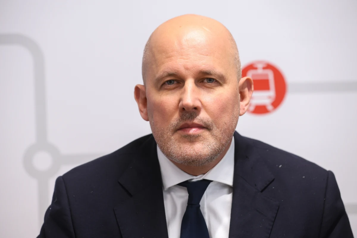 ​Do piątku nie zapadną żadne decyzję związane ze śledztwem, w którym jednym z podejrzanych jest Michał Domaradzki - usłyszał reporter RMF FM. Ten urzędnik stołecznego ratusza jest wciąż najpoważniejszym kandydatem na stanowisko komendanta głównego policji. Decyzje w sprawie nowego szefa tej największej służby mundurowej muszą zapaść właśnie do piątku.