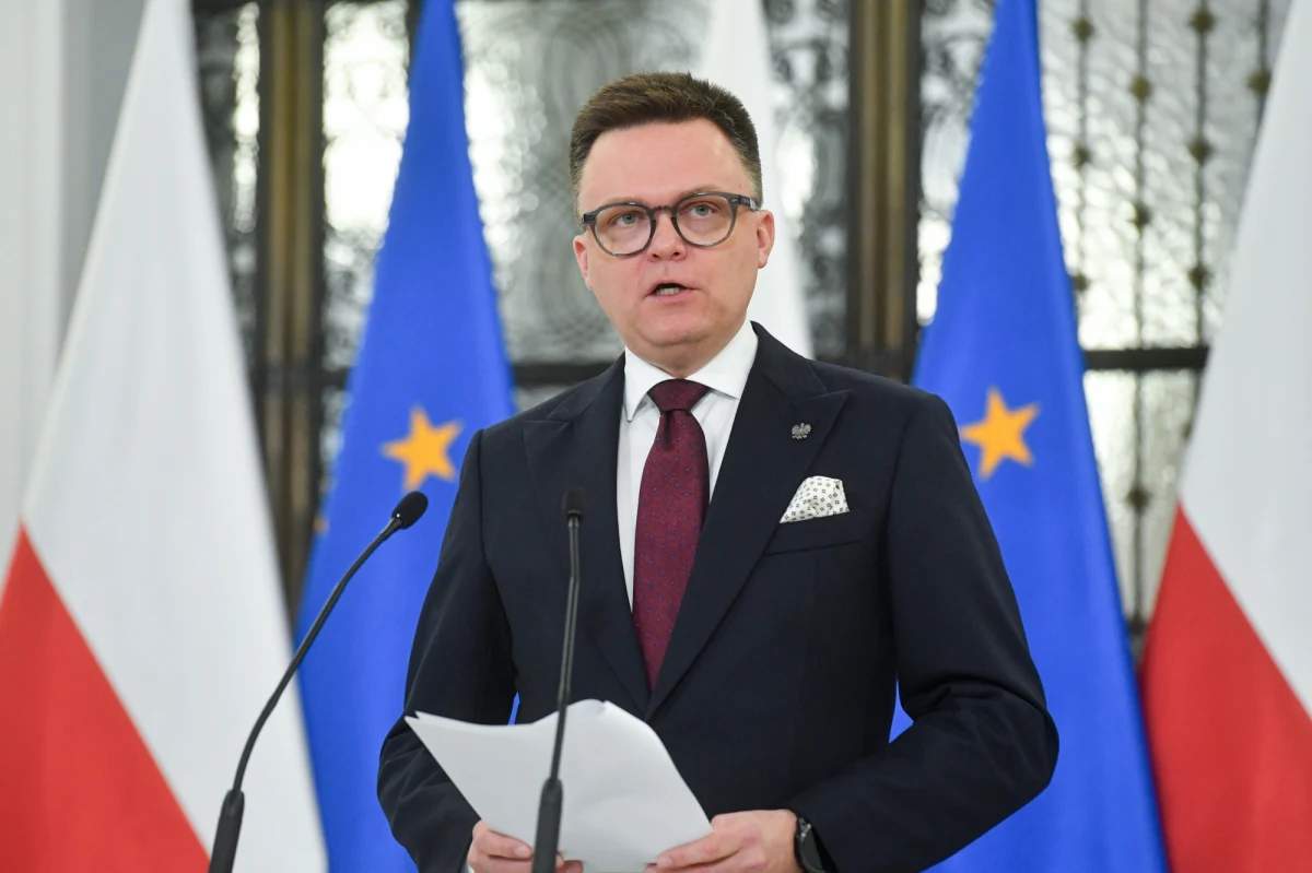 W całym kraju trwają w środę protesty rolników. Do incydentu doszło przy jednej z posesji w Sidrze (Podlaskie), gdzie rozrzucono obornik. Lokalne media podawały, że nieruchomość należy do Szymona Hołowni. "Przypuszczam, że mogli to być po prostu chuligani podający się za rolników" - powiedział marszałek Sejmu. 