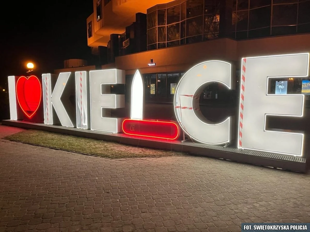 30-latek zniszczył kilka liter w napisie "I love Kielce", stojącym przed Kieleckim Centrum Kultury. Mężczyzna został ujęty po przeanalizowaniu nagrań z monitoringu. Grozi mu nawet 5 lat więzienia.