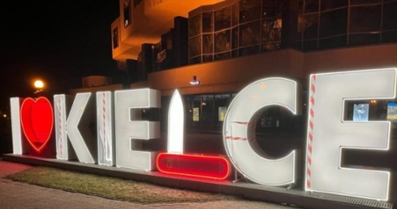 30-latek zniszczył kilka liter w napisie "I love Kielce", stojącym przed Kieleckim Centrum Kultury. Mężczyzna został ujęty po przeanalizowaniu nagrań z monitoringu. Grozi mu nawet 5 lat więzienia.