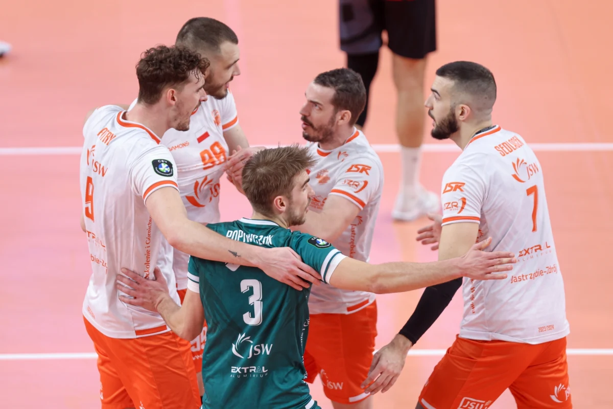 Siatkarze Jastrzębskiego Węgla, po wygranej u siebie 3:0, w środę na wyjeździe pokonali turecki Ziraat Bank Ankara 3:2 (34:32, 27:25, 16:25, 21:25, 15:7) w rewanżowym półfinale Ligi Mistrzów i awansowali do finału.