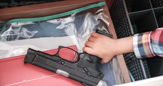 ​Amerykańska organizacja pozarządowa walcząca o uregulowanie kwestii dostępu do broni - Everytown for Gun Safety - ustaliła, że dzieciom trudniej jest zamówić alkohol niż dostawę amunicji do domu. Sprzedawcy online nie wymagają dokumentów ani weryfikacji wieku - pisze "USA Today".
