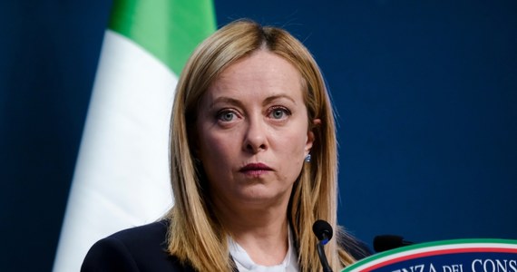 ​Premier Włoch Giorgia Meloni domaga się 100 tys. euro odszkodowania po tym, jak w internecie zamieszczono filmy pornograficzne z jej wizerunkiem. Do tego celu wykorzystano metodę deepfake - w której twarz jednej osoby jest cyfrowo dodawana do ciała innej osoby.