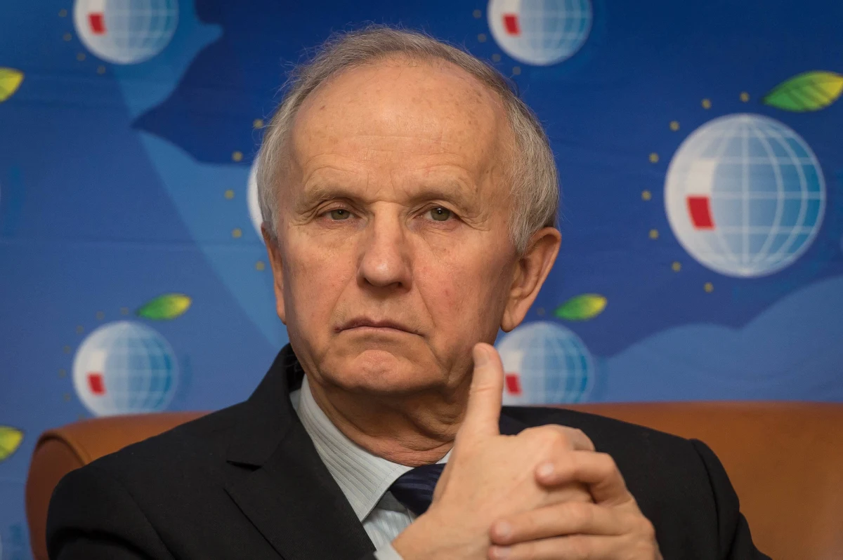 Zdaniem prof. Grzegorza Kołodki nie należy ulegać „amokowi zimnowojennemu”. O zwiększaniu wydatków na obronność gość Rozmowy o 7 w internetowym Radiu RMF24 mówił, że to „nakręca zimnowojenną spiralę, a słowa prezydenta Andrzeja Dudy, że Rosja już w 2026 roku może być gotowa do ataku na Polskę, nazwał nonsensem. O obietnicach sprzed wyborów 100 konkretów na 100 dni gabinetu Tuska Kołodko mówił: „Chwyt przedwyborczy fundamentalnie błędny”, wykorzystany populistycznie, żeby zdobyć głosy wyborców i odsunąć PiS od władzy. Grzegorz Kołodko mówił też o potrzebie przebudowy systemu podatkowego. „To nie jest zadanie dla harcerzy. To jest gigantyczne przedsięwzięcie" - mówił. 