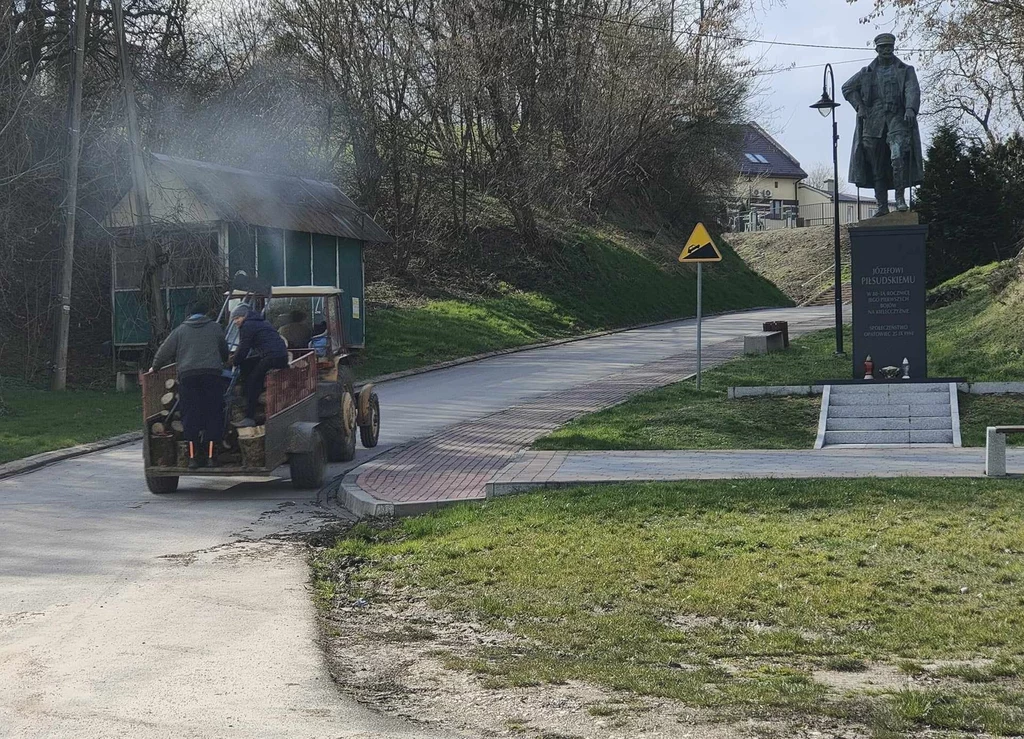 W Opatowcu łatwo napotkać traktor. I tiry sunące co chwila drogą krajową nr 79