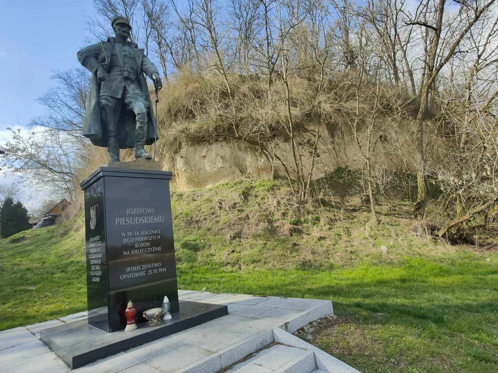 Pomnik Józefa Piłsudskiego nieopodal Wisły