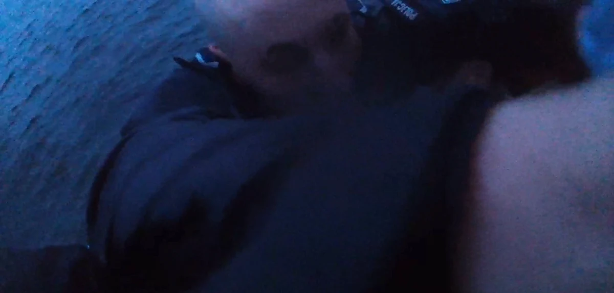 Wieczorem policjanci odebrali informację o osobie, która na Skwerze Kościuszki w Gdyni skoczyła z nabrzeża do wody za budynkiem Oceanarium. Funkcjonariusze od razu pojechali na miejsce zdarzenia i przystąpili do akcji ratunkowej. Po wyciągnięciu nieprzytomnego 34-latka z wody, przekazali go pod opiekę ratowników medycznych. 