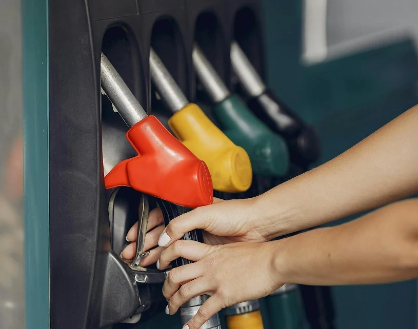 UE apeluje ws. cen paliw. Wzywa kraje do obniżek podatków i opłat