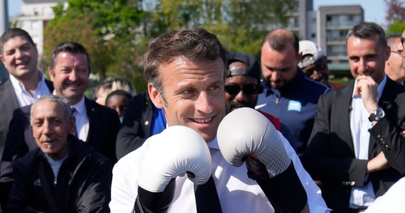 Bicepsy, zaciśnięte zęby, zabójczy wzrok i prawy cios. Czarno-białe zdjęcia boksującego prezydenta Francji są hitem interentu. Zrobiła je oficjalna fotografka Pałacu Elizejskiego. 