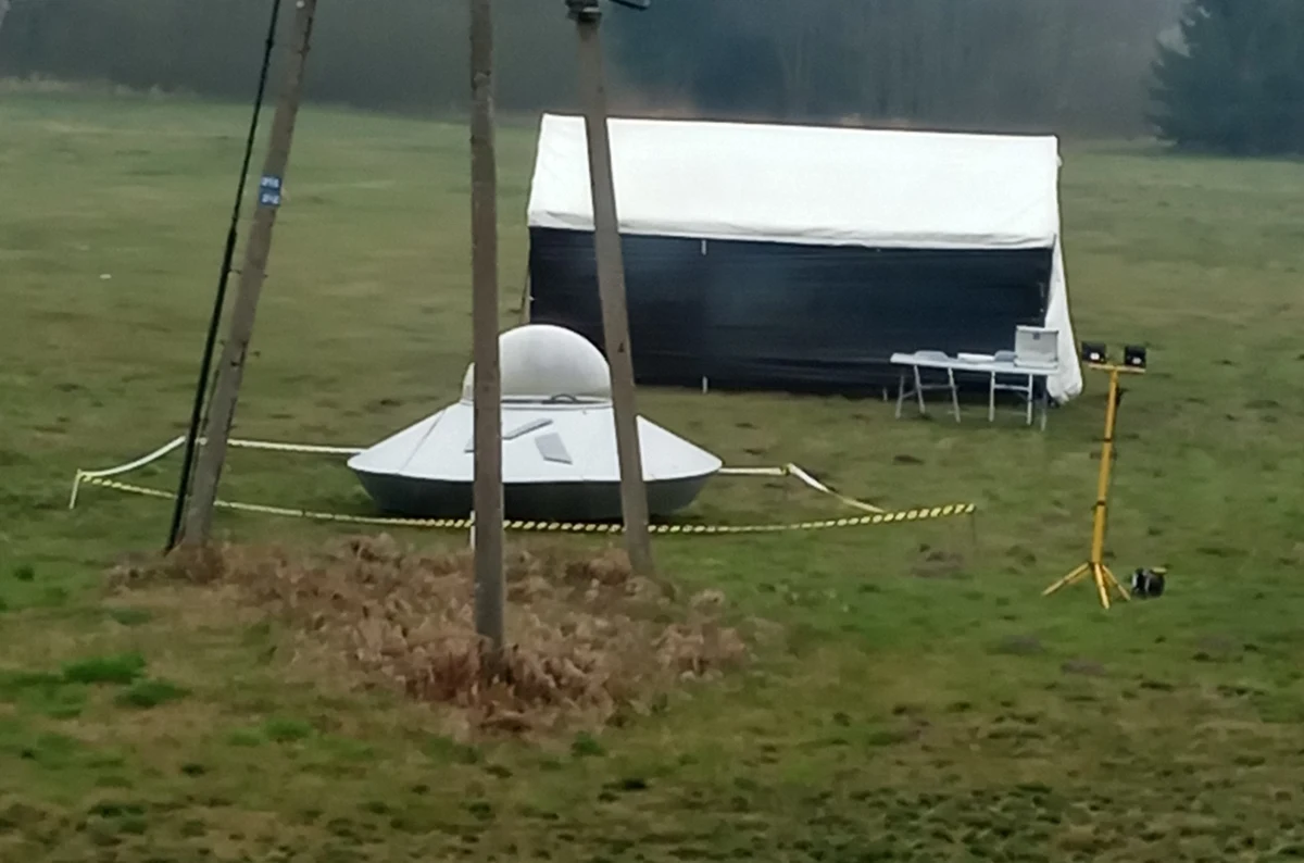 Kilkanaście telefonów na Gorącą Linię RMF FM dostaliśmy dzisiaj o poranku od naszych słuchaczy. Dzwonili zaniepokojeni, że na polu w Kujawsko - Pomorskiem wylądowało UFO. Wiemy, co to za obiekt. Mamy też zdjęcia. 