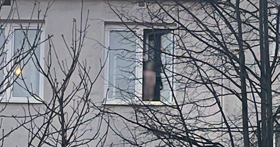 Dzięki właściwej reakcji przechodnia i szybkiej interwencji policjantów w Kraśniku uratowano dwoje małych dzieci. Weszły na parapet i wychylając się z okna na czwartym piętrze, wołały mamę.