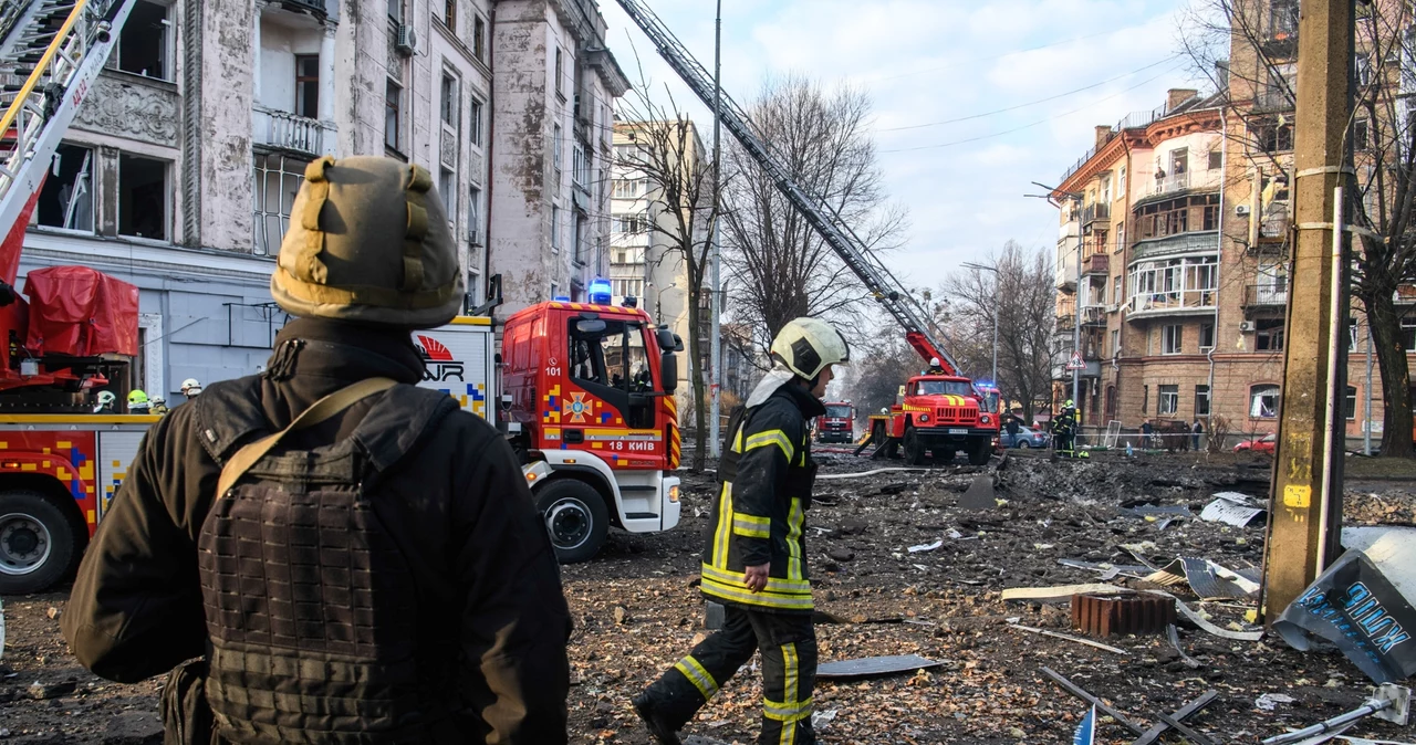 Rosjanie przeprowadzili ostrzał Kijowa. Na zdjęciu: Służby w akcji i zniszczenia z 21 marca 2024 r.