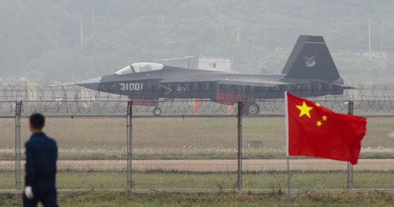 Tajwański resort obrony poinformował, że ostatni czas upłynął pod znakiem wzmożonej aktywności militarnej Chin. W pobliżu spornej wyspy znalazły się 32 bojowe samoloty chińskie. Dwadzieścia z nich przekroczyło nieformalną granicę pomiędzy państwami.