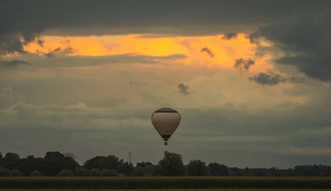 Balon uderzył w linię energetyczną. Kosz z ludźmi runął na ziemię