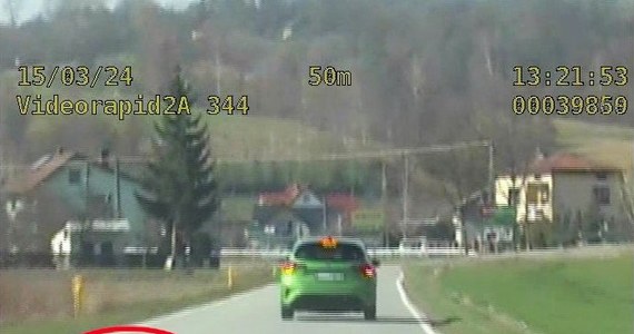 2,5 tys. złotych mandatu, zatrzymanie prawa jazdy na trzy miesiące i 15 punktów karnych - tak został ukarany młody kierowca, który przekroczył prędkość o 108 km/h! Do tej niebezpiecznej sytuacji doszło w miejscowości Stadła w Malopolsce. 