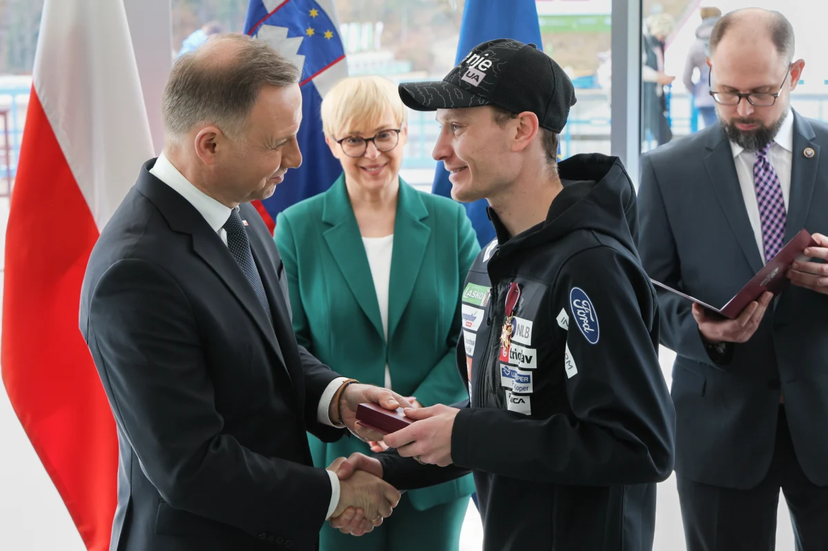 Prezydent Andrzej Duda odznaczył dziś w Planicy Anze Laniska Złotym Krzyżem Zasługi. W ten sposób uhonorował wyjątkowy gest słoweńskiego skoczka, którym wykazał się pod koniec ubiegłego sezonu. 