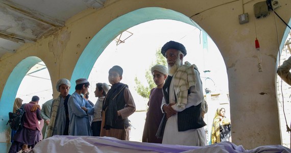 Co najmniej 21 osób zginęło w czwartek w zamachu terrorystycznym w afgańskim Kandaharze – podało BBC. Portal powołał się na informacje od lekarza z miejscowego szpitala. Samobójczy zamach miał miejsce przed Bankiem Kabulu, gdzie ludzie przyszli odebrać swoje wynagrodzenia.