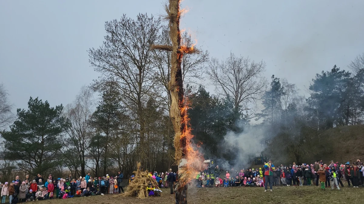 Przepędzili zimę według starego zwyczaju. W Wielkopolskim Parku Etnograficznym w Dziekanowicach odbyło się dziś tradycyjne Palenie Śmiercichy. To zwyczaj żywy jeszcze w kilku miejscowościach Wielkopolski. Na ośmiometrowej żerdzi ustawiono kukłę, która spłonęła, zwiastując nadejście wiosny.