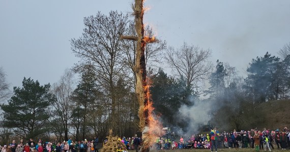 Przepędzili zimę według starego zwyczaju. W Wielkopolskim Parku Etnograficznym w Dziekanowicach odbyło się dziś tradycyjne Palenie Śmiercichy. To zwyczaj żywy jeszcze w kilku miejscowościach Wielkopolski. Na ośmiometrowej żerdzi ustawiono kukłę, która spłonęła, zwiastując nadejście wiosny.