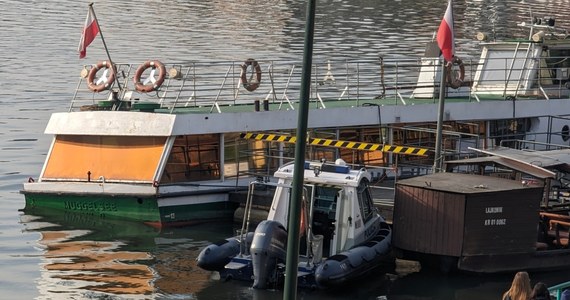 Akcja strażaków na Wiśle u stóp Wawelu w Krakowie. Wypompowują oni wodę z nieszczelnej barki. Nikt na szczęście nie został ranny. 