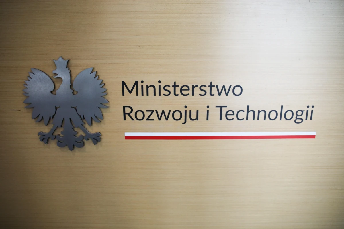 Trzech urzędników Ministerstwa Rozwoju i Technologii odpowie przed sądem za przekroczenie uprawnień w celu osiągnięcia korzyści majątkowej. Pracownicy bezprawnie prowadzili szkolenia dla przedsiębiorców. Śląski wydział Prokuratury Krajowej wraz z ABW zakończył śledztwo w tej sprawie.