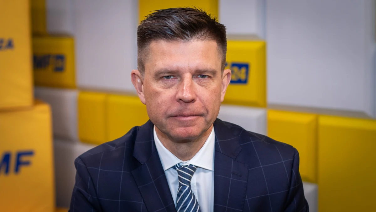 "Nie da się zrealizować 100 konkretów w 100 dni. Można skupić się na rzeczach najważniejszych" - mówił Ryszard Petru w Rozmowie o 7:00 w internetowym Radiu RMF24. Jego zdaniem przedsiębiorcy i pracownicy najbardziej oczekują od rządu Donalda Tuska obniżki składki zdrowotnej. "Konieczna jest liberalizacja handlu i obniżka składki zdrowotnej. To powinno uruchomić przedsiębiorczość Polaków" - przekonywał. Jak mówił, po poprzednim rządzie w finansach publicznych została „wielka dziura Morawieckiego”. Rozmówca dziennikarza RMF FM Michała Zielińskiego oczekuje "głębokiej reformy finansów publicznych i wstrzymania wszelkich działań, które są związane z nepotyzmem, partyjniactwem; likwidacji instytucji, które są niepotrzebne". "Musimy się odchudzić jako państwo" - oświadczył. W rozmowie o 7:00 w Radiu RMF24 Ryszard Petru mówił też o tym, skąd wziąć pieniądze na służbę zdrowia i dlaczego Adama Glapińskiego należy usunąć z Narodowego Banku Polskiego. 