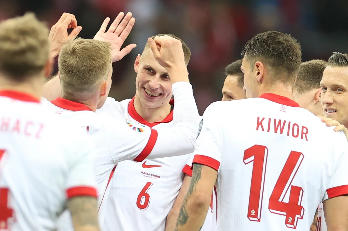 Polska wygrała w Warszawie z Estonią 5:1 i zagra w finale baraży o awans do mistrzostw Europy. Bramki dla Polski zdobyli: Przemysław Frankowski, Piotr Zieliński, Jakub Piotrowski, samobójczą Karol Mets i Sebastian Szymański, a dla gości Martin Vetkal. Od 27. minuty Estonia grała w dziesiątkę po czerwonej kartce dla Maksima Paskotsiego.