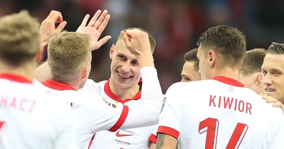 Polska wygrała w Warszawie z Estonią 5:1 i zagra w finale baraży o awans do mistrzostw Europy. Bramki dla Polski zdobyli: Przemysław Frankowski, Piotr Zieliński, Jakub Piotrowski, samobójczą Karol Mets i Sebastian Szymański, a dla gości Martin Vetkal. Od 27. minuty Estonia grała w dziesiątkę po czerwonej kartce dla Maksima Paskotsiego.