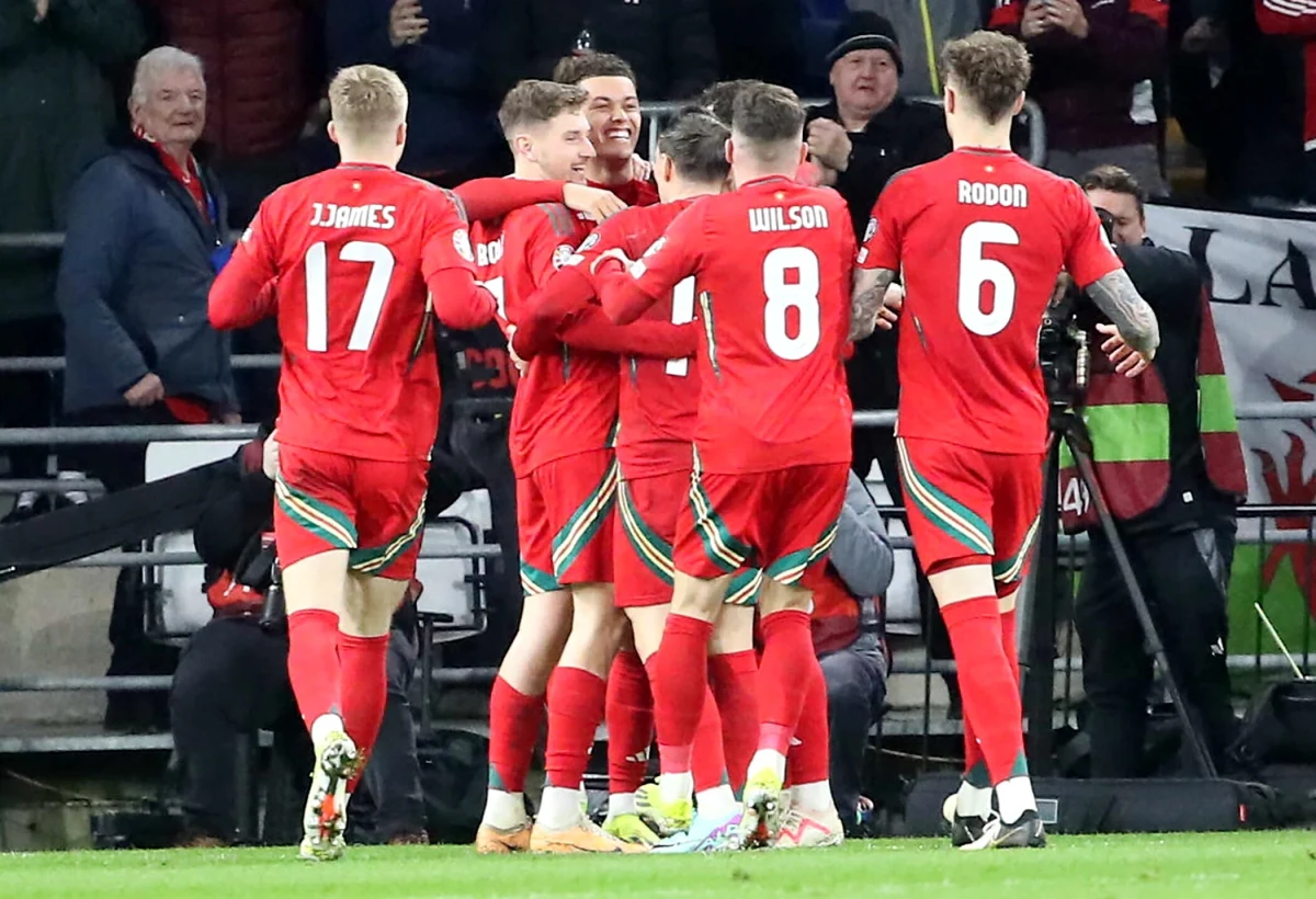 Walia wygrała w Cardiff z Finlandią 4:1 (2:1) w półfinałowym meczu barażowym o awans do piłkarskich mistrzostw Europy w Niemczech. O przepustkę na turniej finałowy zagra we wtorek na tym samym stadionie z Polską.