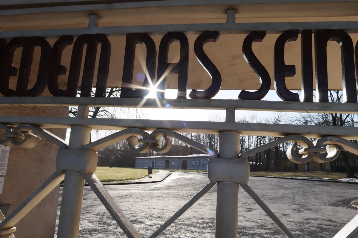 Lampa z abażurem z ludzkiej – co teraz potwierdzają eksperci – skóry jest jednym z eksponatów muzeum na terenie byłego obozu koncentracyjnego w Buchenwaldzie. Badania przeprowadzone w 1992 roku taką tezę obalały. Kryminolog Mark Benecke jest jednak przekonany: taki wzór abażuru może mieć tylko ludzka skóra.