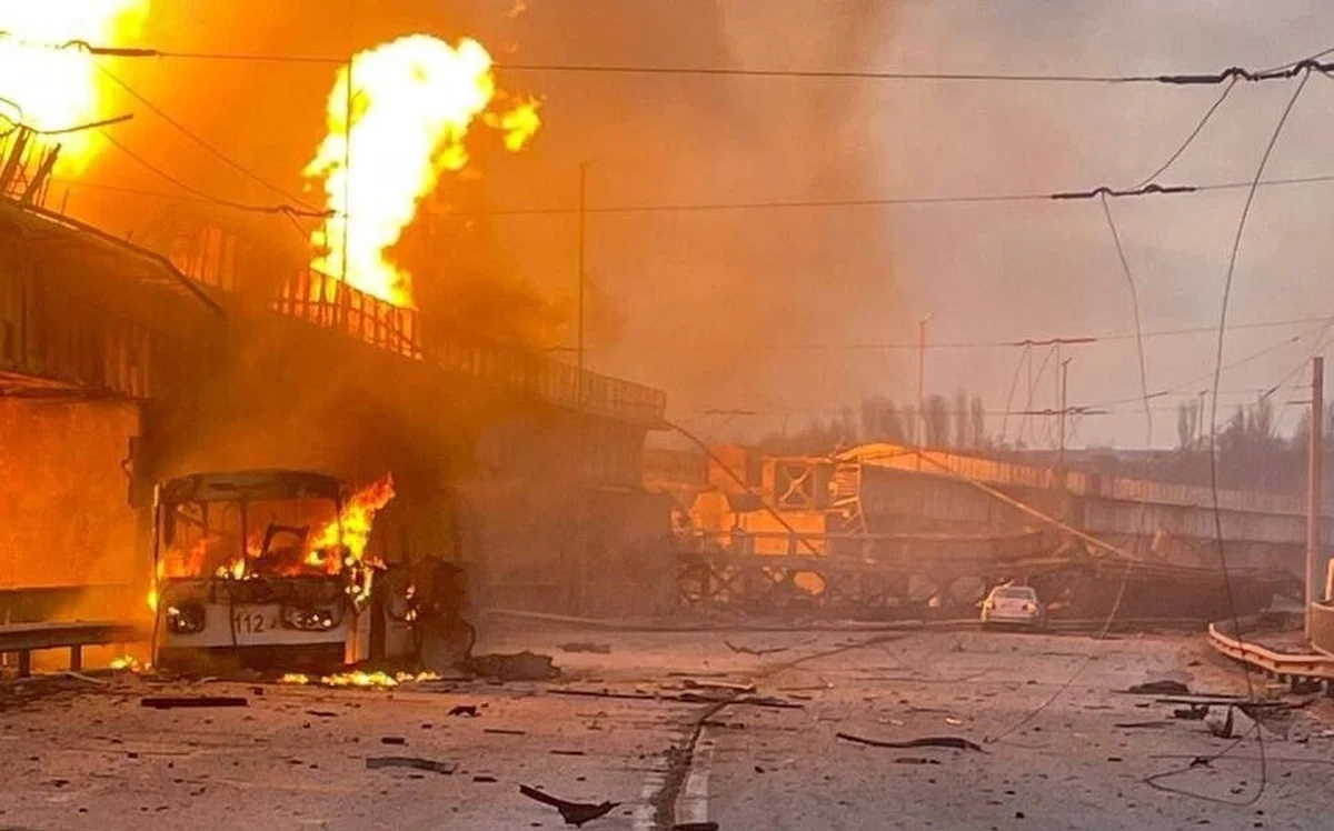Takiego ataku już dawno nie było. Rosjanie uderzyli na terytorium Ukrainy za pomocą 151 środków napadu powietrznego, w tym dronów i pocisków manewrujących. Tym razem celem były głównie obiekty infrastruktury energetycznej; siły rosyjskie zaatakowały m.in. Dnieprzańską Elektrownię Wodną.