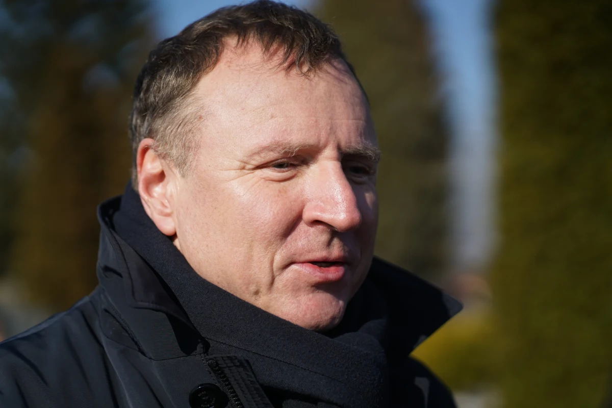 Minister kultury Bartłomiej Sienkiewicz poinformował, że złożył zawiadomienie do prokuratury o możliwości popełnienia przestępstwa przez Jacka Kurskiego. "Były prezes TVP zniszczył publiczną instytucję" - napisał Sienkiewicz w mediach społecznościowych.