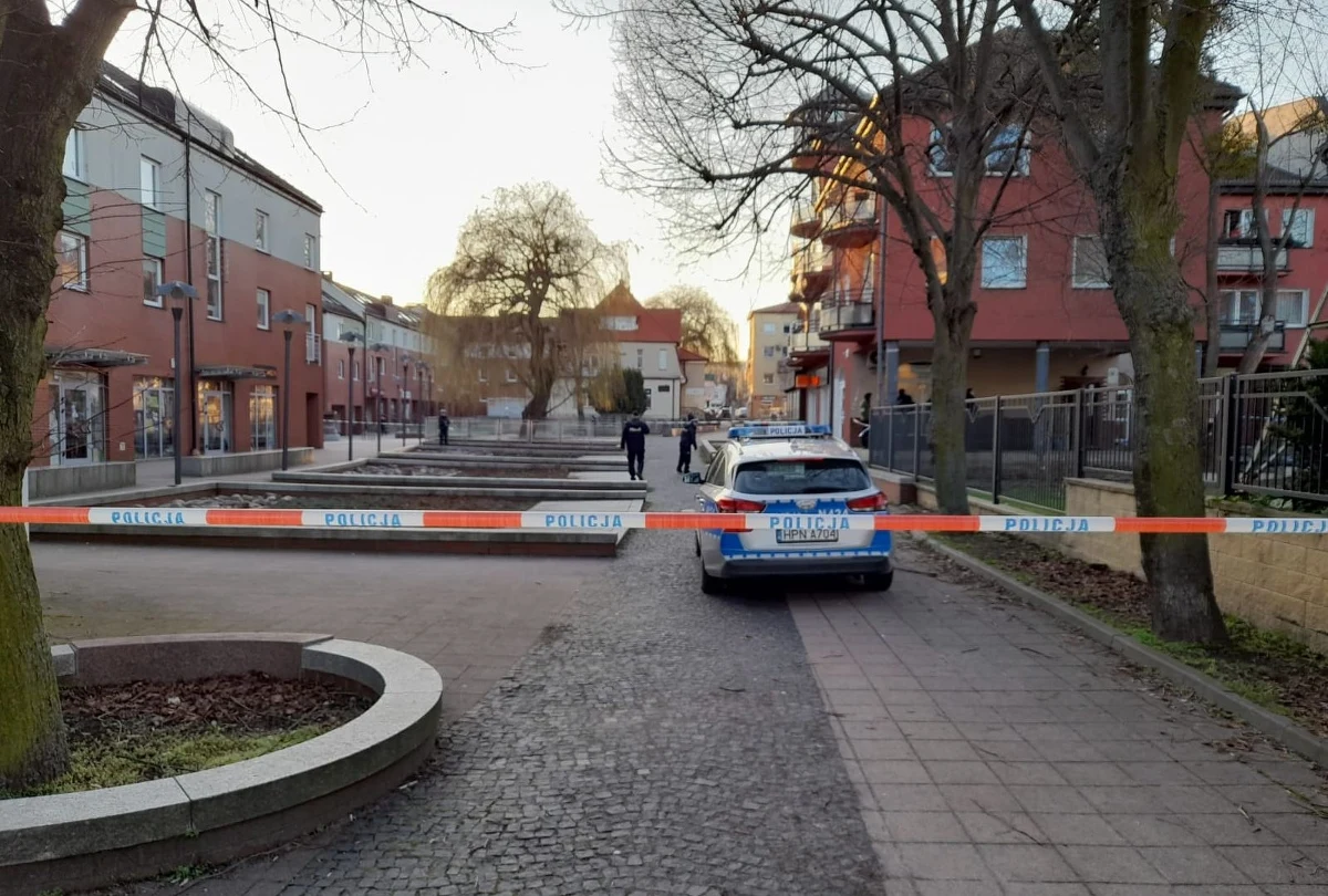 46-latek włamał się do jednego ze sklepów w gdańskiej dzielnicy Chełm. Po wybiciu szyby w drzwiach, wrzucił do środka niewielką bombę domowej roboty. Wybuch uszkodził regały i zamrażarkę, ale na szczęście nie uszkodził konstrukcji budynku. Włamywacz uciekł.  