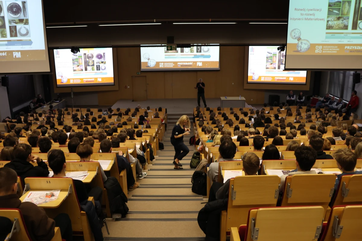 ​Na uczelniach technicznych w całej Polsce trwa bicie rekordu w najliczniejszym wykładzie z inżynierii materiałowej. Taka próba podejmowana jest m.in. w krakowskiej Akademii Górniczo-Hutniczej.