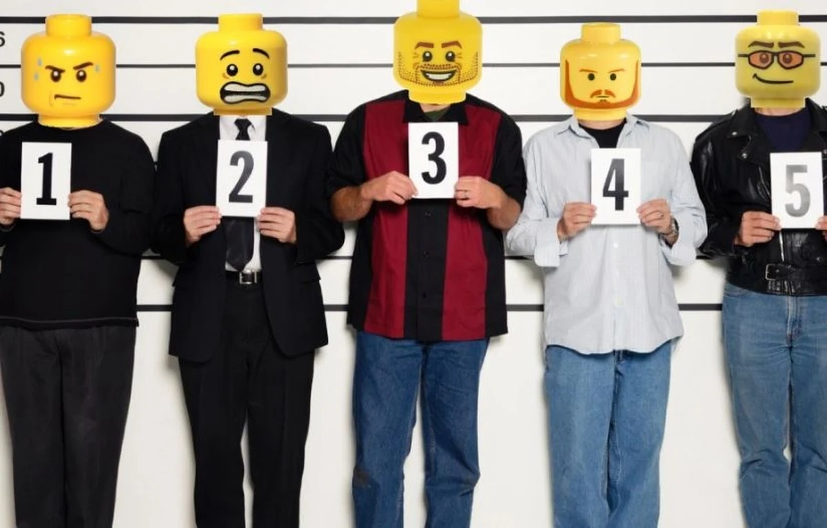 Dwaj mężczyźni siedzący w radiowozie z kajdankami na rękach założonych na plecach. Ich twarzy nie widać. Na zdjęciach w miejscu, gdzie powinny być ich głowy, są dorobione Photoshopem klocki lego. Na innych zdjęciach zatrzymani w miejscu głów mają twarze lalki Barbie albo Shreka. Są to - podkreślmy - oficjalne zdjęcia policji.