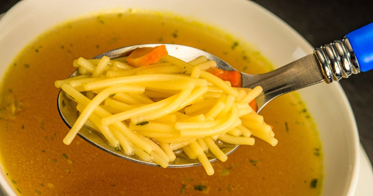 Domowe remedium pod lupą. Kto nie powinien jeść rosołu? Lista zaskakuje