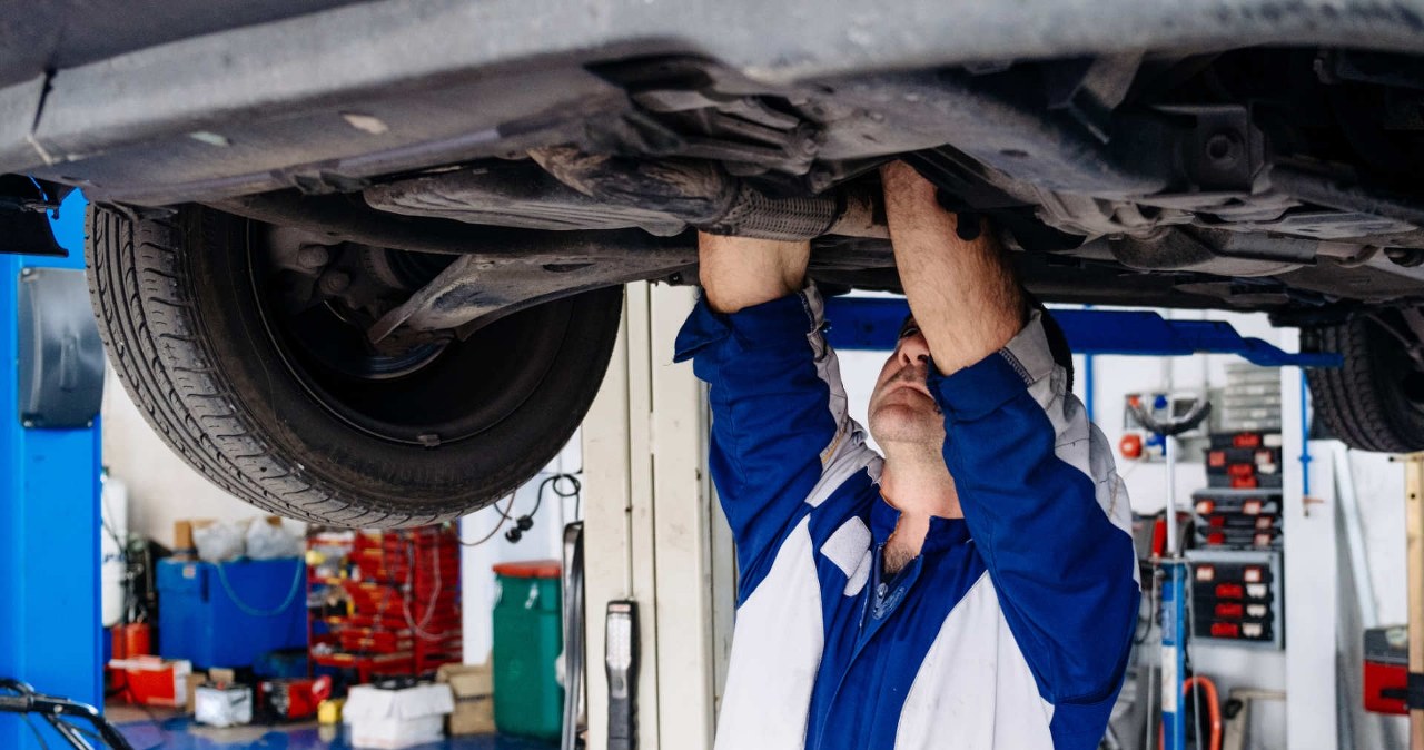 Popisowe sztuczki mechaników. Odkrywamy, jak skubią kierowców