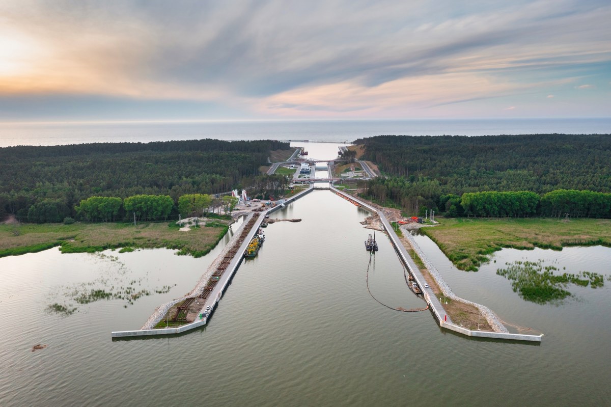 Minister infrastruktury Dariusz Klimczak zapowiedział w piątek, że rząd sfinansuje powstanie toru wodnego przed portem w Elblągu. Sprawa podzieliła ekipę byłego premiera Mateusza Morawieckiego z samorządowcami z Elbląga. Bez pogłębienia toru, inwestycja w przekop Mierzei Wiślanej nie osiągnie pełni możliwości.
