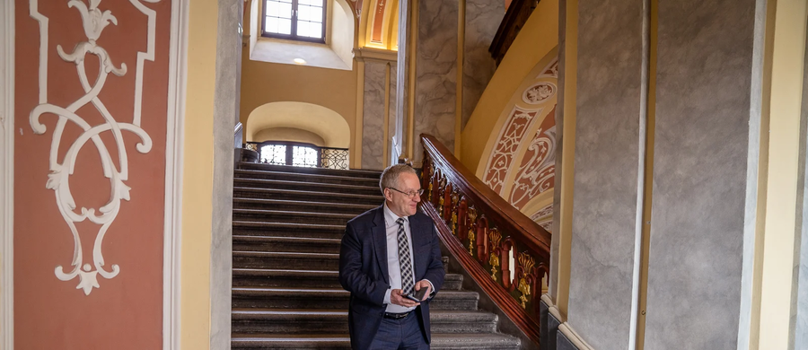 Prof. Robert Olkiewicz został w piątek wybrany na rektora Uniwersytetu Wrocławskiego. To jego druga kadencja na tym stanowisku; w 2022 r. wygrał przedterminowe wybory po tym, jak ówczesny minister edukacji i nauki wygasił mandat rektorowi prof. Przemysławowi Wiszewskiemu.