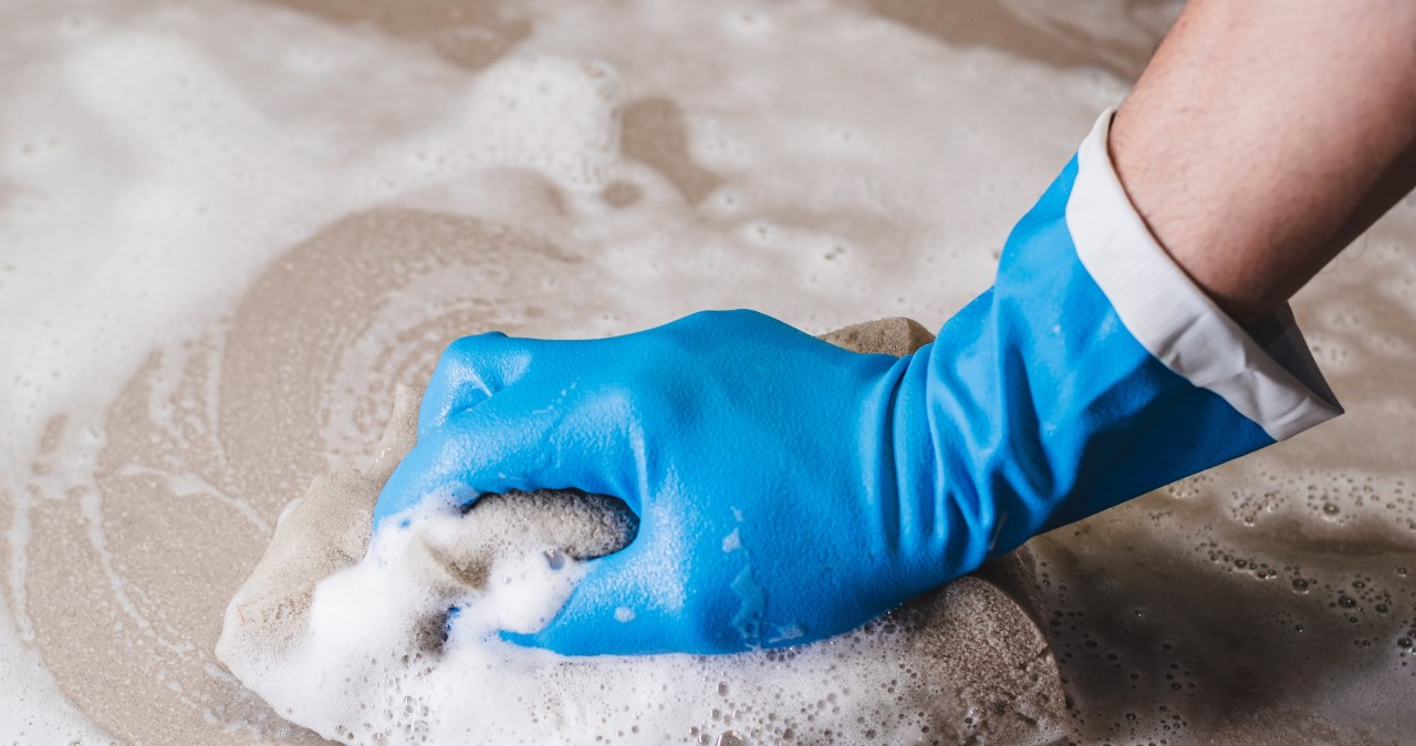 Mieszasz sodę z octem, żeby usunąć brud? Chemicy łapią się za głowę
